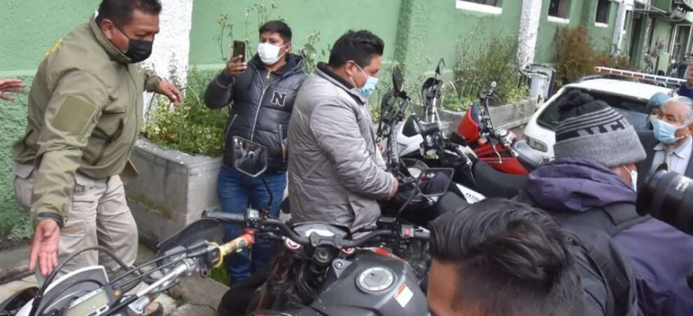 Santos Quispe afirma que la derecha colocó las bolsas con cerveza en su despacho