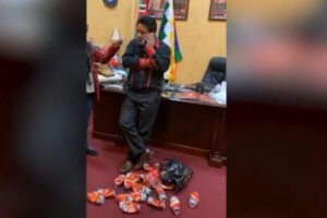 Santos Quispe en el momento que fue encontrado consumiendo bebidas alcohólicas