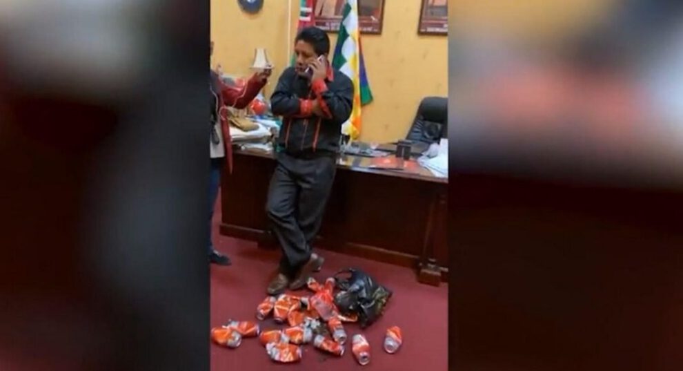 Santos Quispe en el momento que fue encontrado consumiendo bebidas alcohólicas