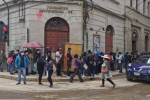 Examen de admisión UTO con largas filas para pagar el derecho