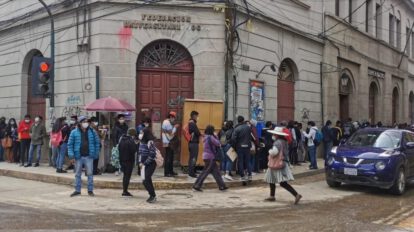 Examen de admisión UTO con largas filas para pagar el derecho