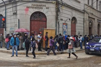 Examen de admisión UTO con largas filas para pagar el derecho