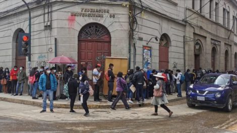 Examen de admisión UTO con largas filas para pagar el derecho