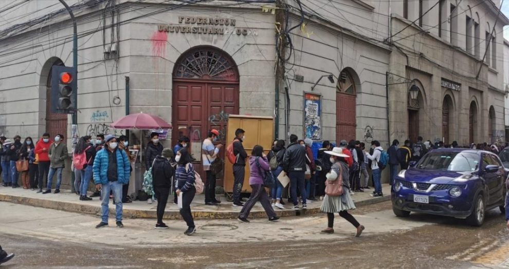 Examen de admisión UTO con largas filas para pagar el derecho