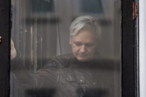 Julian Assange en el balcón de la Embajada de Ecuador en Londres