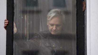 Julian Assange en el balcón de la Embajada de Ecuador en Londres