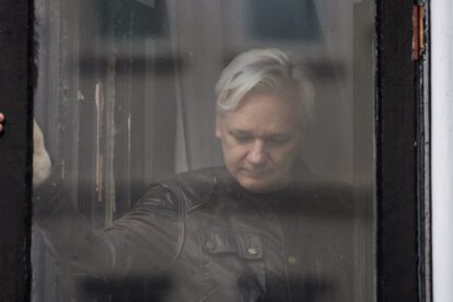 Julian Assange en el balcón de la Embajada de Ecuador en Londres