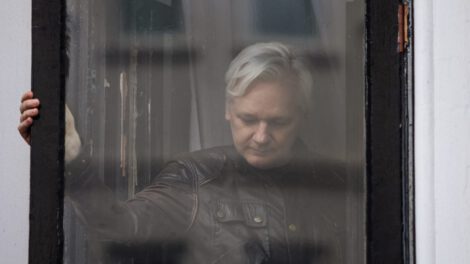 Julian Assange en el balcón de la Embajada de Ecuador en Londres