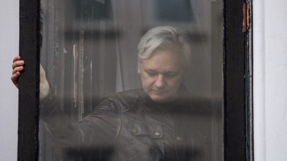 Julian Assange en el balcón de la Embajada de Ecuador en Londres
