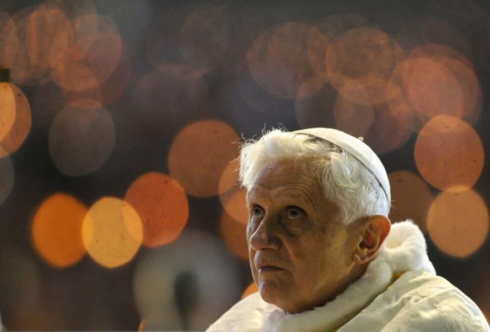 Benedicto XVI pide perdón por abusos del clero