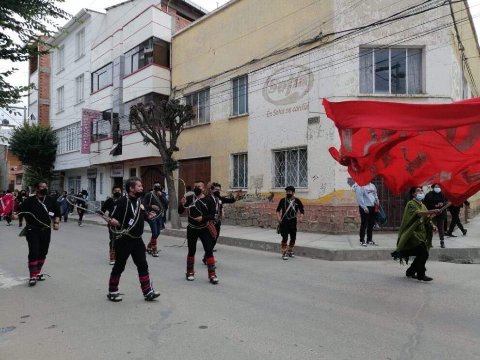 Carnaval de Oruro 2022 con danzarines en las calles