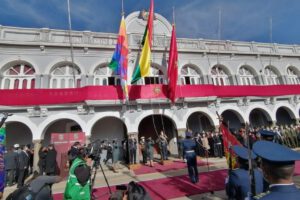 Iza del pabellón nacional en honor a Oruro