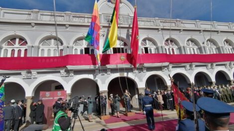 Iza del pabellón nacional en honor a Oruro