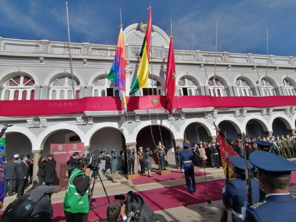 Iza del pabellón nacional en honor a Oruro