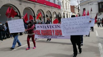 Marcha de los vecinos exigiendo un nuevo alcantarillado en Oruro