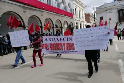 Marcha de los vecinos exigiendo un nuevo alcantarillado en Oruro
