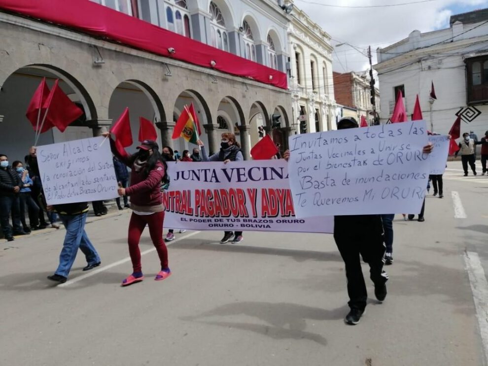Marcha de los vecinos exigiendo un nuevo alcantarillado en Oruro