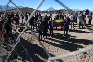 Migrantes venezolanos en Chile piden entrar a suelo chileno