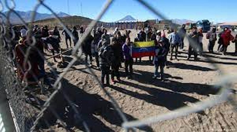 Migrantes venezolanos en Chile piden entrar a suelo chileno