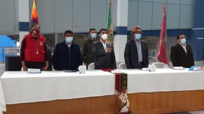 Error en el estandarte durante la entrega de la Piscina Olímpica