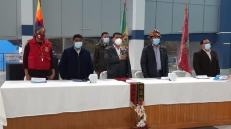 Error en el estandarte durante la entrega de la Piscina Olímpica