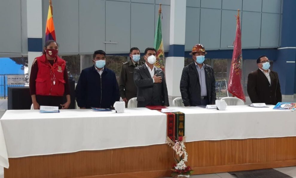 Error en el estandarte durante la entrega de la Piscina Olímpica
