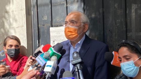 Carlos Mesa visita a Jeanine Añez en la cárcel de Miraflores