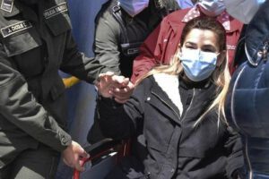 Jeanine Añez es acusada de atentar contra su vida por el Gobierno