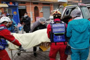 Mujer mata a sus hijos e intenta quitarse la vida