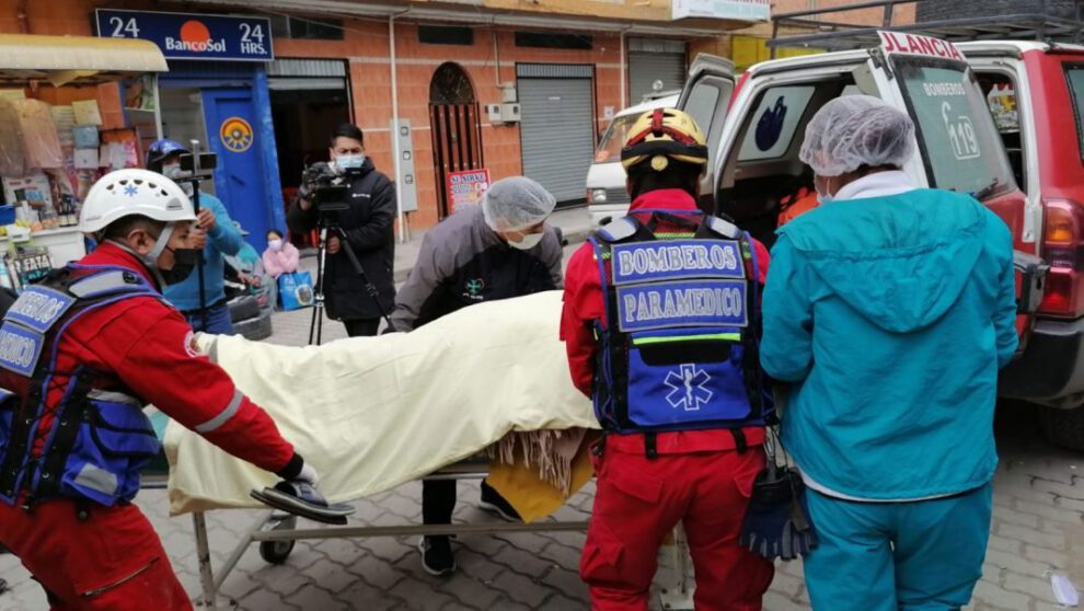 Mujer mata a sus hijos e intenta quitarse la vida