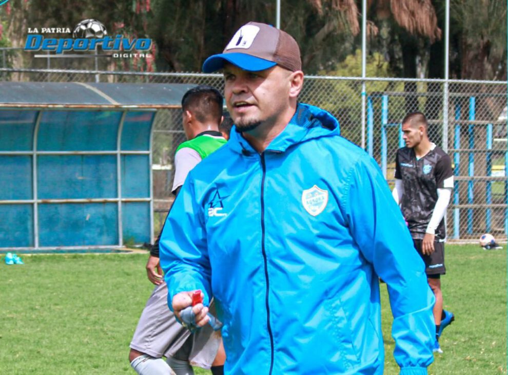 Francisco Argüello dirige al equipo del pueblo Aurora