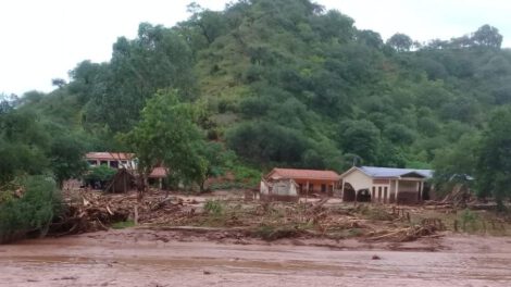 Desborde de la quebrada Itayuro afecta a 400 familias