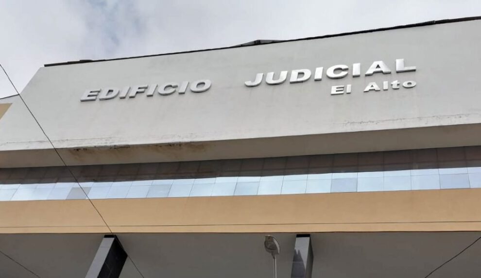 Investigación sobre juez de El Alto por detención domiciliaria a presunto feminicida