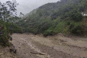 Aluvión en Yungas se llevó una escuela, 5 vehículos y dos casas
