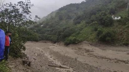 Aluvión en Yungas se llevó una escuela, 5 vehículos y dos casas