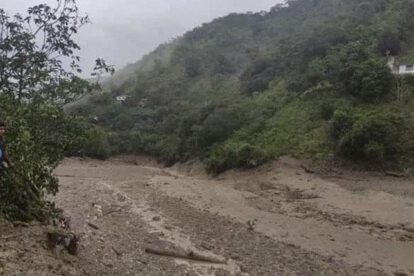 Aluvión en Yungas se llevó una escuela, 5 vehículos y dos casas