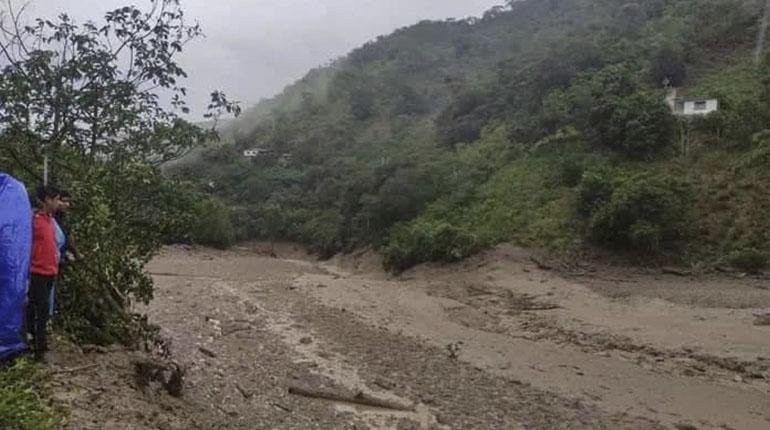 Aluvión en Yungas se llevó una escuela, 5 vehículos y dos casas