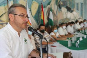 El presidente del Comité Cívico, Rómulo Calvo dando lectura de las resoluciones sobre el paro de 24 horas