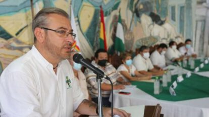 El presidente del Comité Cívico, Rómulo Calvo dando lectura de las resoluciones sobre el paro de 24 horas