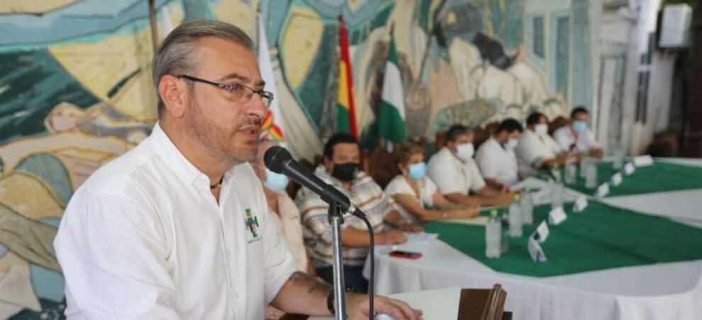 El presidente del Comité Cívico, Rómulo Calvo dando lectura de las resoluciones sobre el paro de 24 horas
