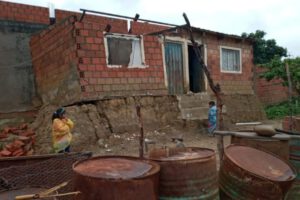 Reconstrucción de casas afectadas por las lluvias en Tarija