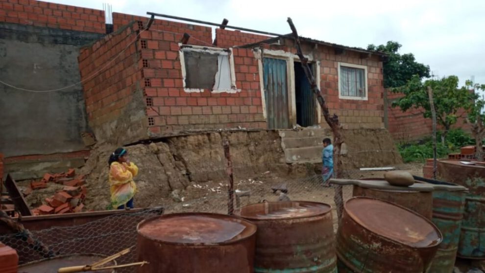 Reconstrucción de casas afectadas por las lluvias en Tarija