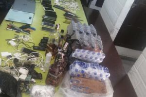 Requisa en el penal de Palmasola con cuchillos y celulares decomisados