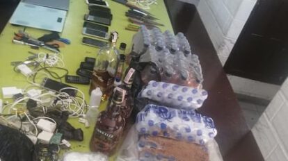 Requisa en el penal de Palmasola con cuchillos y celulares decomisados