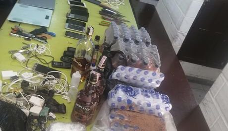 Requisa en el penal de Palmasola con cuchillos y celulares decomisados