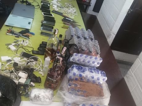 Requisa en el penal de Palmasola con cuchillos y celulares decomisados
