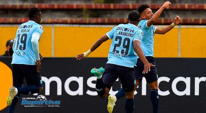 Jugadores de Universidad Católica festejan el gol convertido por Santiago Zamora en la Copa Libertadores