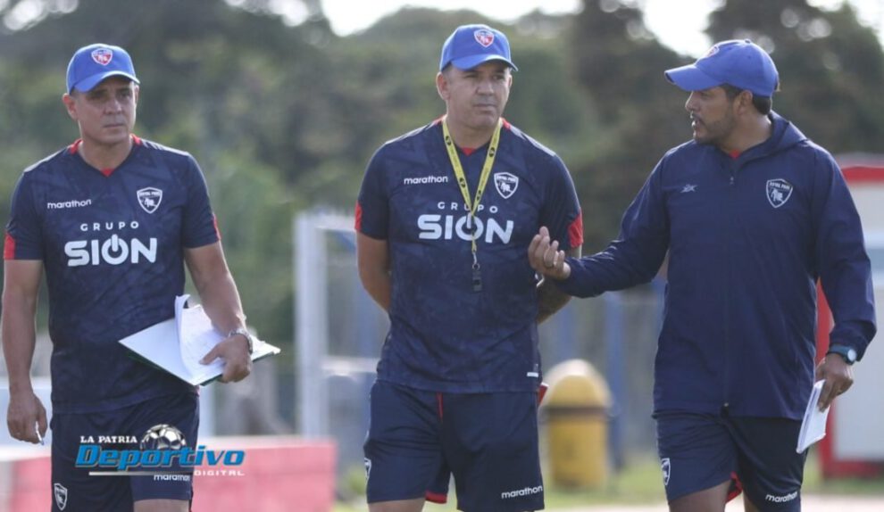 Royal Pari con Baldivieso como entrenador buscará salir del fondo