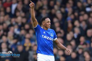 Yerry Mina juega en el fútbol inglés defendiendo la casaca del Everton