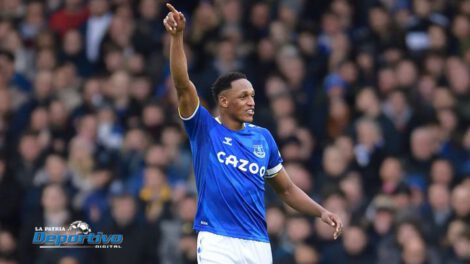 Yerry Mina juega en el fútbol inglés defendiendo la casaca del Everton